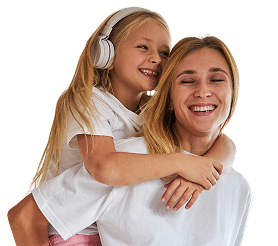 Une enfant avec un casque audio sur le dos de sa maman