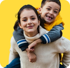 Fille et garçon souriant
